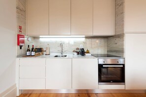 Kjøleskap, mikrobølgeovn, ovn og kokeplater