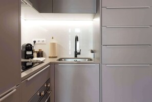 Kjøleskap, mikrobølgeovn, ovn og kokeplater