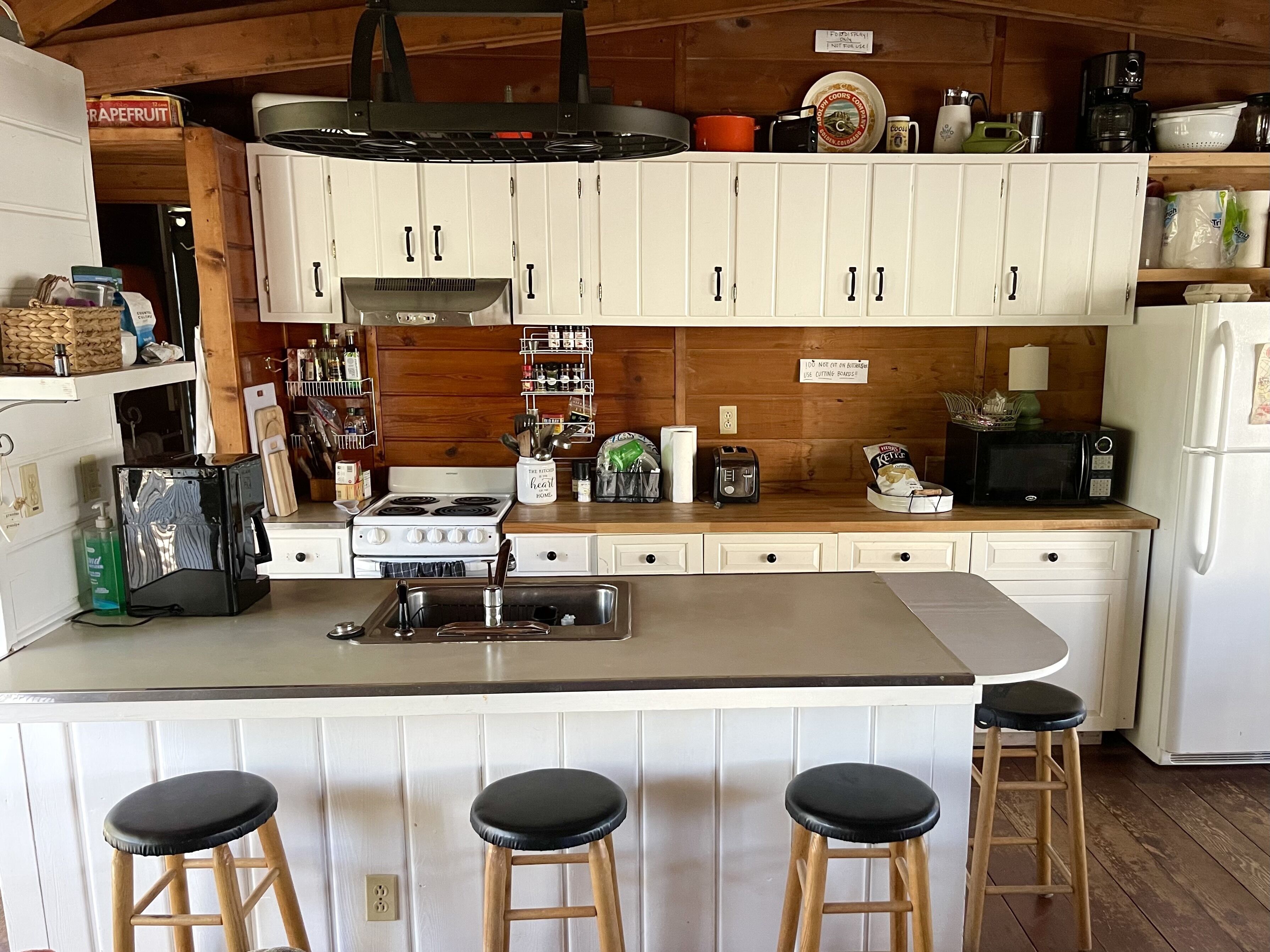 Authentic Vintage Beach Cottage - Just steps to the beach!