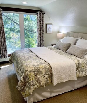 3 bedrooms, desk, iron/ironing board, travel cot