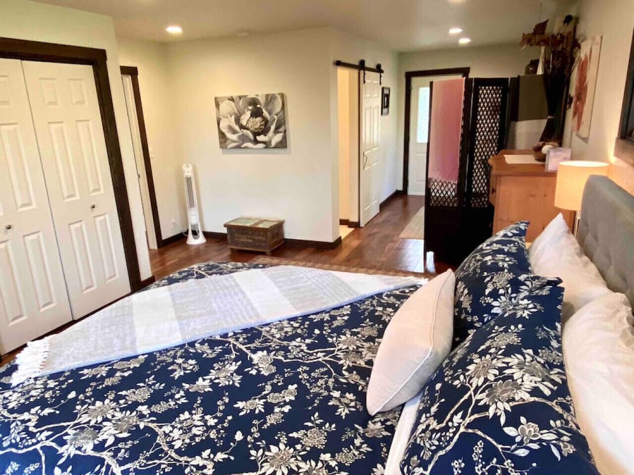 4 室のベッドルーム、デスク、アイロン / アイロン台、旅行用ベビーベッド