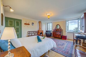 2 bedrooms, laptop workspace, free WiFi, bed sheets