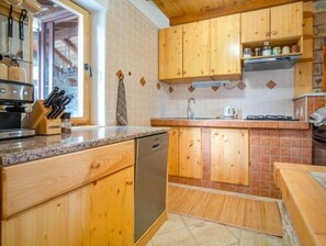 Kühlschrank, Ofen, Geschirrspüler, Kochgeschirr/Geschirr/Besteck
