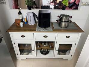 Jääkaappi, mikroaaltouuni, uuni, liesi