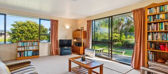 Waikanae Waves - Waikanae Beach Holiday Home