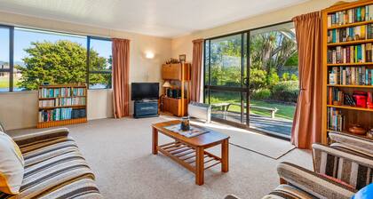 Waikanae Waves - Waikanae Beach Holiday Home