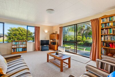 Waikanae Waves - Waikanae Beach Holiday Home