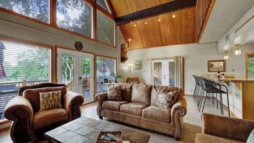 Smart TV, lareira, mesa de pingue-pongue, livros