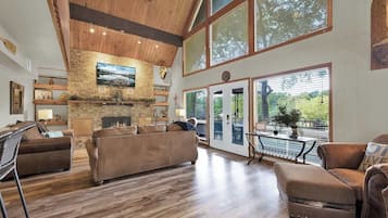 Una Smart TV, una chimenea, una mesa de tenis de mesa, libros