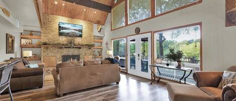 TV connectée, cheminée, table de tennis de table, livres