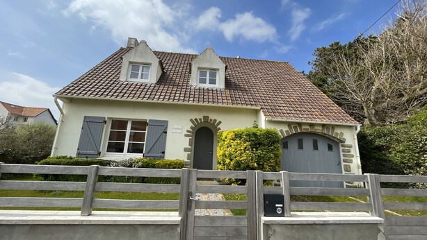 A two-story house with a tiled roof, a gated entrance, and a mailbox. - Le Cottage, Jolie Villa à 3 Minutes de la mer ! (Ambleteuse)