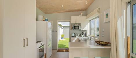 Refrigerador, microondas, cafetera/tetera, tostadora