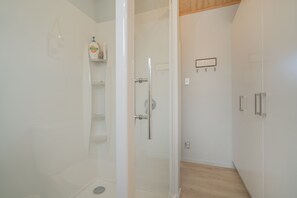 Shower, hair dryer - Kōpuha on Rangiora - Matarangi Holiday Home (Matarangi)
