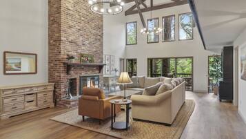 Smart TV, lareira, livros