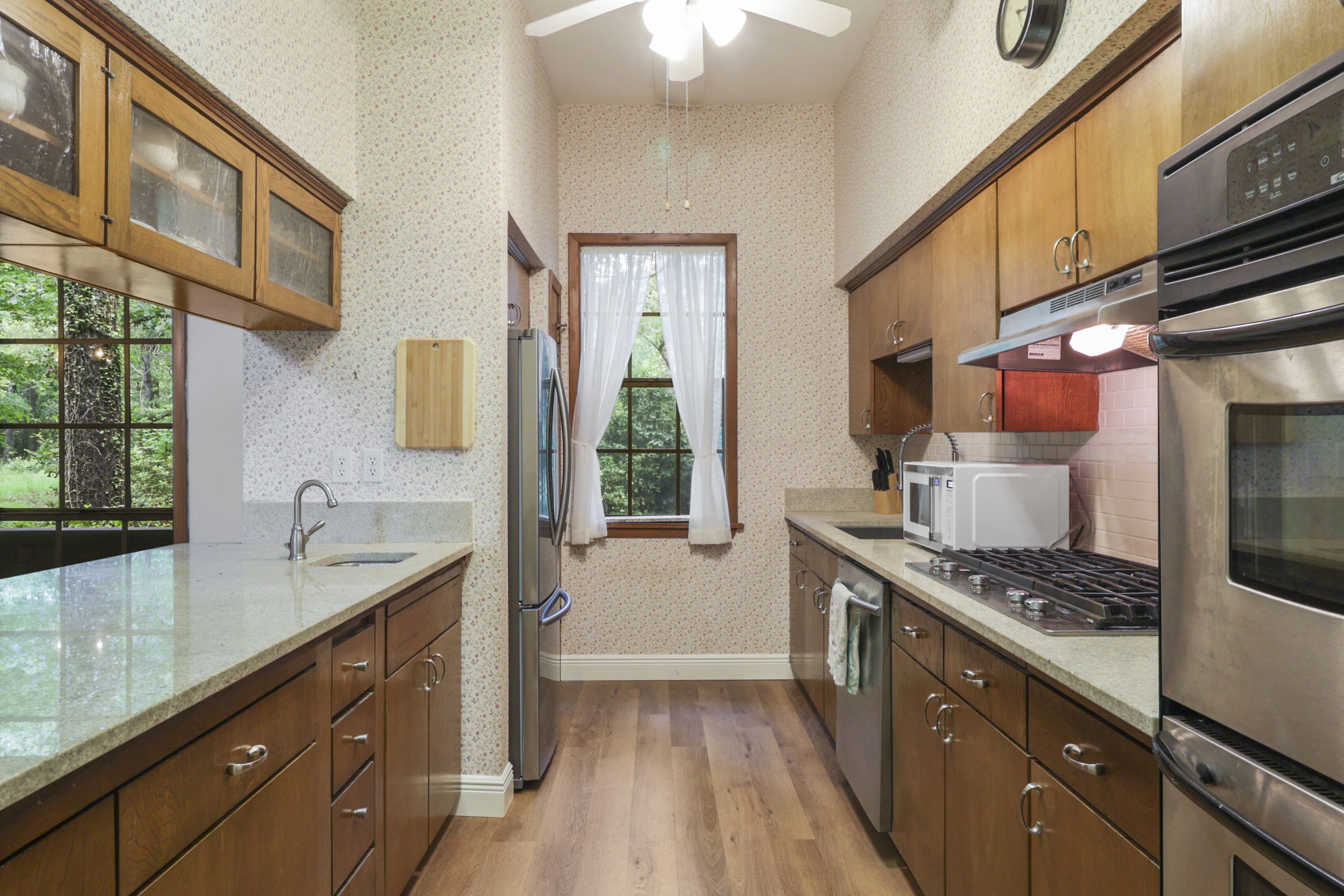 Family-Reunion-Retreat-Small Wedding Space Secluded Woodsy 4 Acre, River bluff  