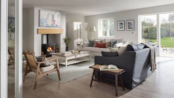 Smart-TV, Kamin, Stereoanlage