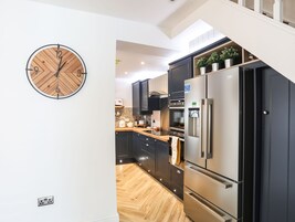 Frigorífico, lavavajillas, hervidor eléctrico y utensilios de cocina