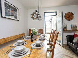 Cottage | Dining