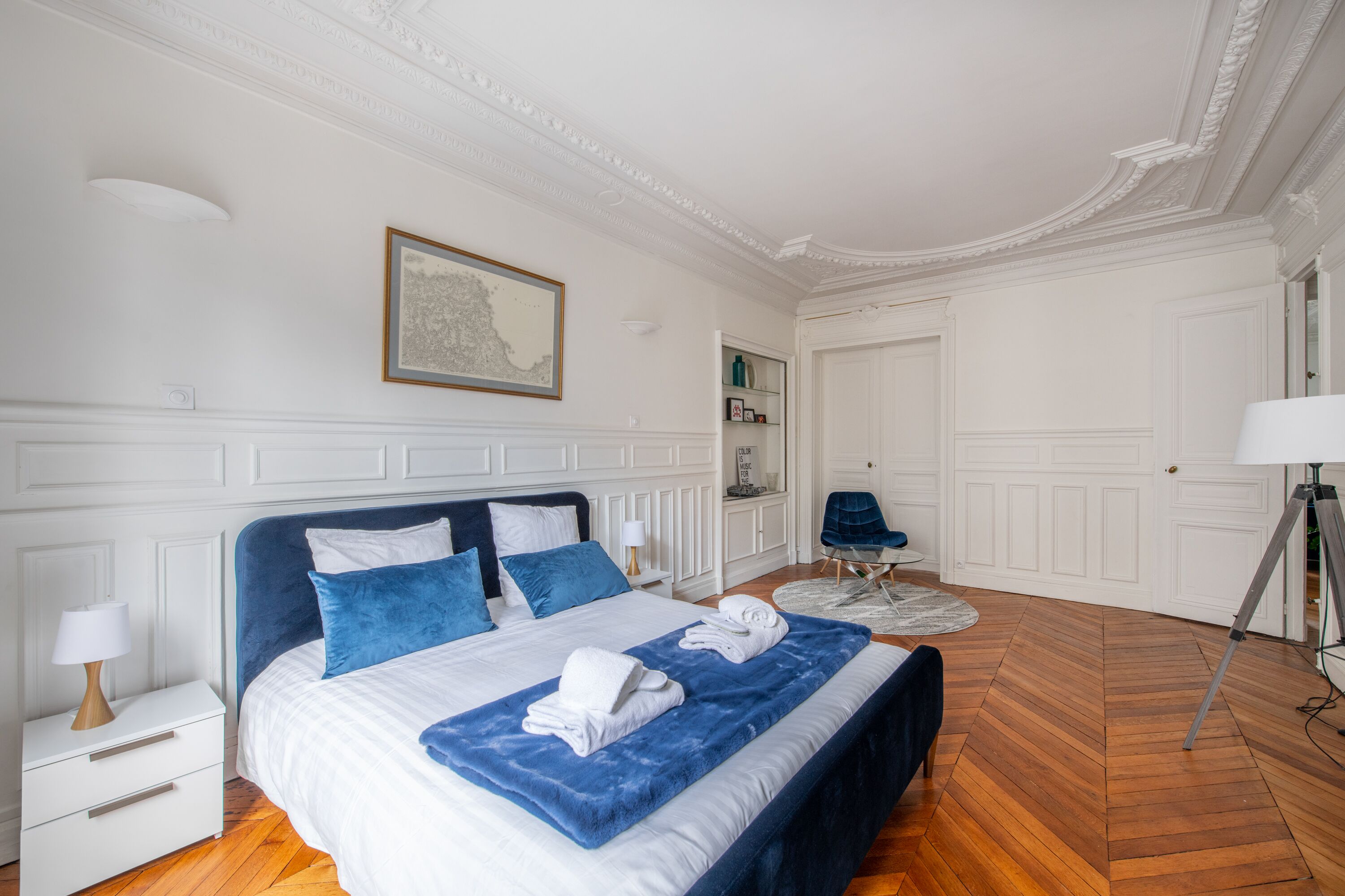 Large and elegant apartment in the heart of Paris, ideal for groups and family