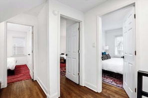 4 habitaciones, escritorio, tabla de planchar con plancha y wifi