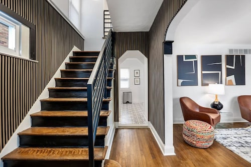 Spacious Mid-Century 5BR Stylish Design • Free Parking