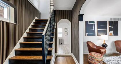 Spacious Mid-Century 5BR Stylish Design • Free Parking