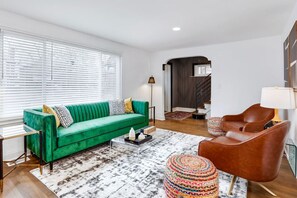 TV - Detroit Mid-Century Gem • Sleeps 12 + Parking (Detroit)