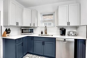 Coffee/tea maker, fridge, microwave, oven
