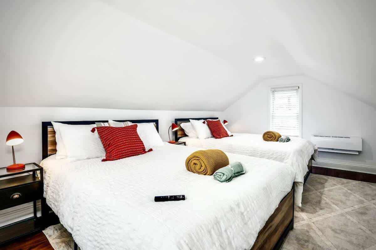 4 habitaciones, tabla de planchar con plancha, wifi y ropa de cama 