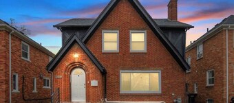 Central 4BR Gem • Sleeps 12 • Driveway Parking
