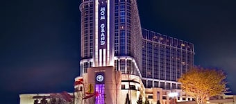 Detroit Mid-Century Gem • Sleeps 12 + Parking