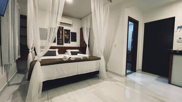 Apartamento | Individualmente decorados, espaço de trabalho para notebook