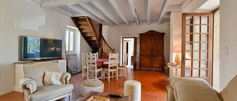 Televisión y chimenea