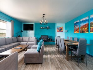 Casa, várias camas, varanda, vista para a montanha | Área de estar | TV, lareira