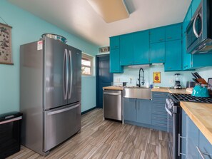 House, Multiple Beds, Patio, Mountain View | Private kitchen | Fridge, microwave, oven, stovetop