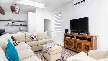 Rumah, Beberapa Tempat Tidur, patio, pemandangan kebun | Area keluarga | Televisi 40-inci dengan saluran TV kabel