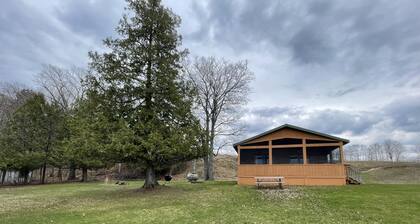 Lake Facing 3 bedroom 1.5 Bath Cabin near amazing UP destination Grandview Cabin