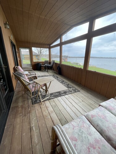 Lake Facing 3 bedroom 1.5 Bath Cabin near amazing UP destination Grandview Cabin