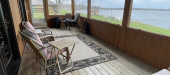 Lake Facing 3 bedroom 1.5 Bath Cabin near amazing UP destination Grandview Cabin