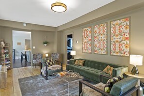 Smart TV, books - ✧ Walk to downtown Saratoga, close to Racetrack, 4 bedrooms-- 2 w/ King beds ✧ (Saratoga Springs)