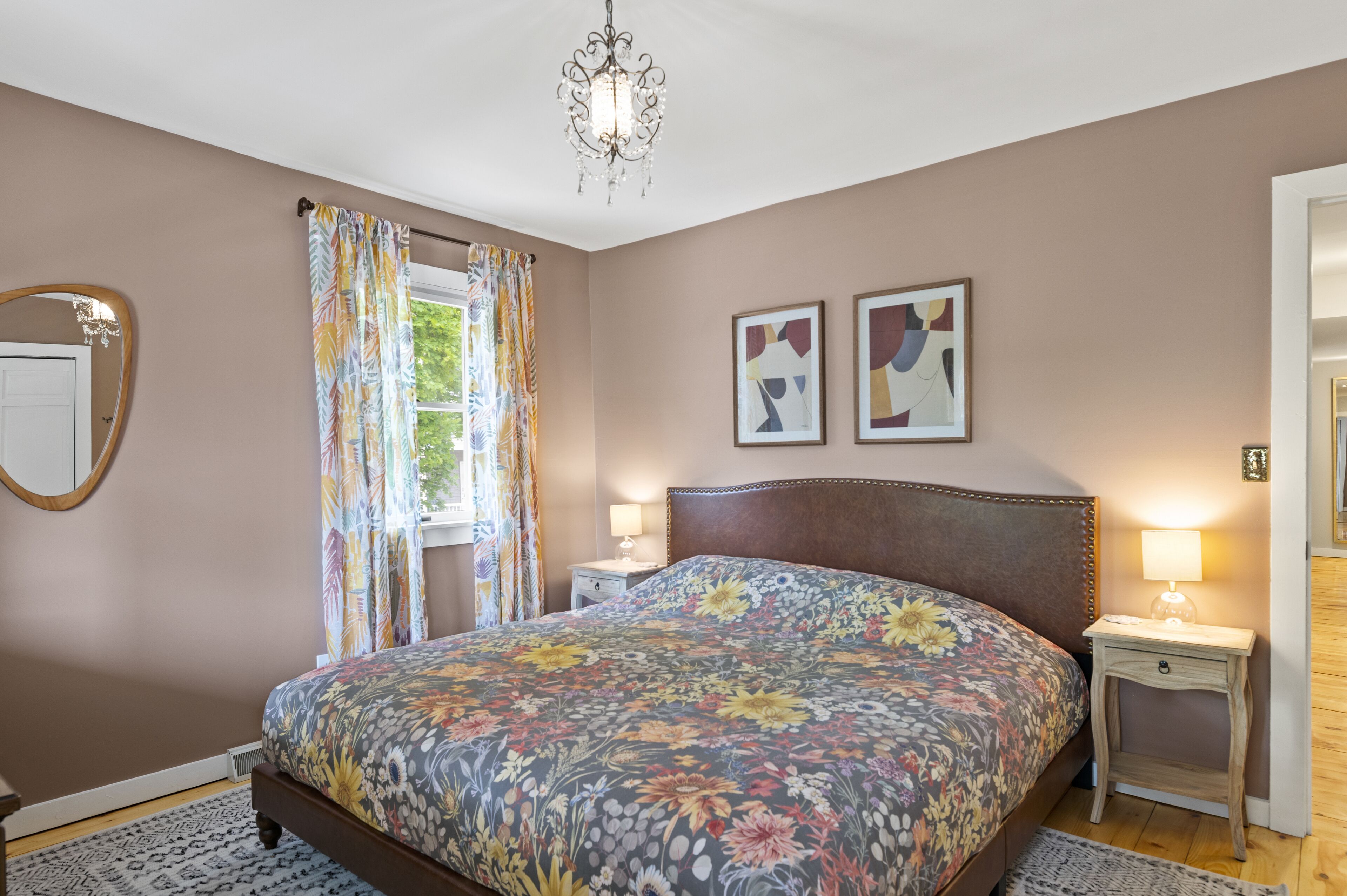 ✧ Walk to downtown Saratoga, close to Racetrack, 4 bedrooms-- 2 w/ King beds ✧ 