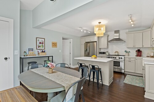 ✧ Walk to downtown Saratoga, close to Racetrack, 4 bedrooms-- 2 w/ King beds ✧ 