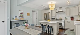 ✧ Walk to downtown Saratoga, close to Racetrack, 4 bedrooms-- 2 w/ King beds ✧ 