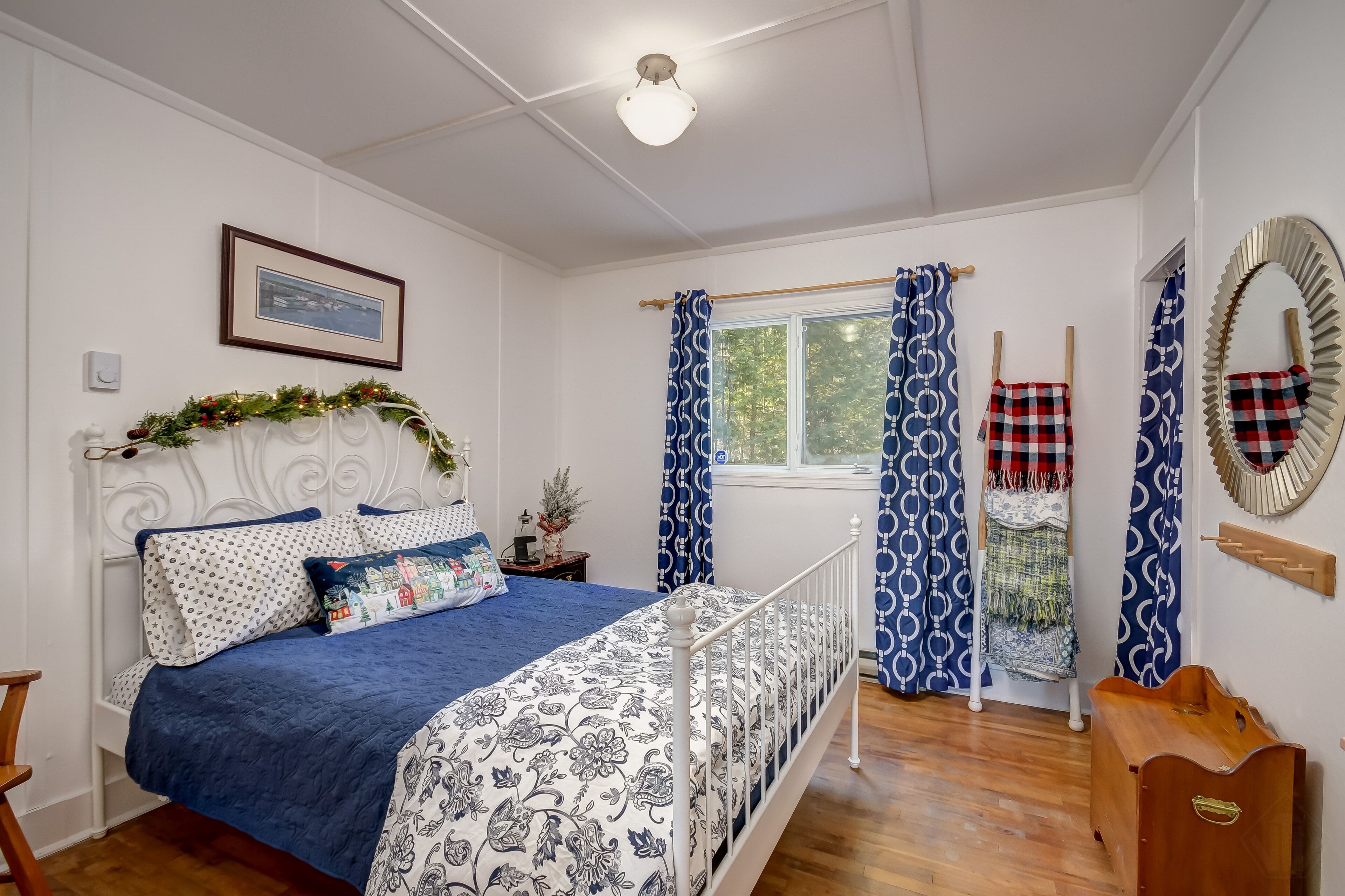 Family and Pet Friendly Waterfront Cottage with Hot Tub