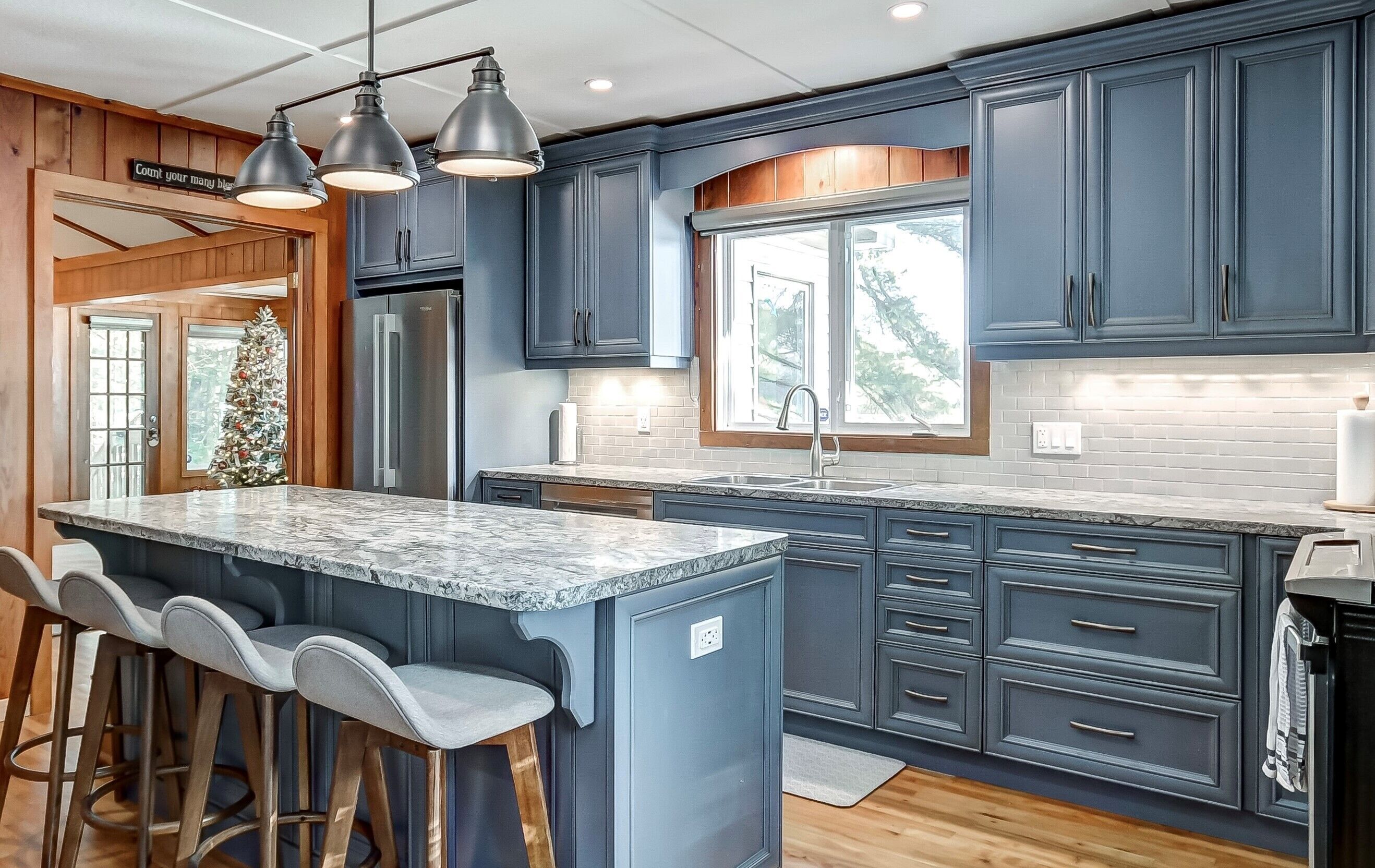 Family and Pet Friendly Waterfront Cottage with Hot Tub