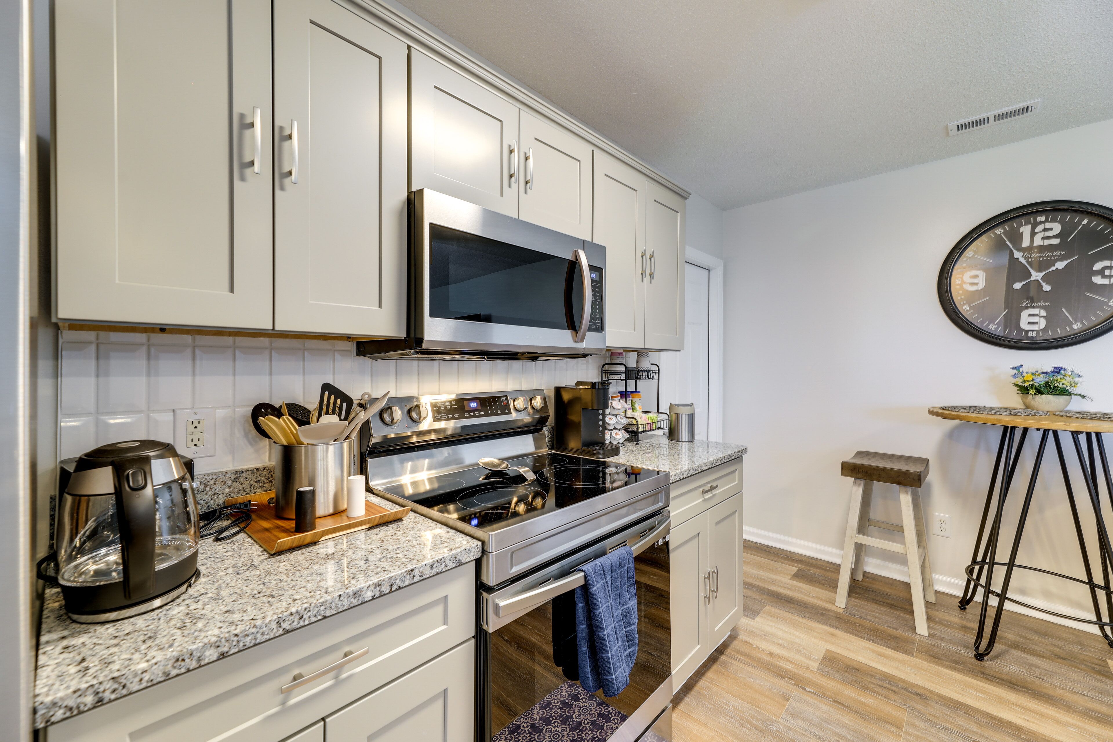 Updated Hubert Vacation Rental 5 Mi to Beaches!