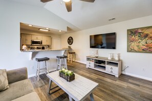 TV, books - Updated Hubert Vacation Rental 5 Mi to Beaches! (Hubert)