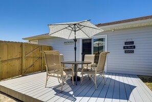 Outdoor dining - Updated Hubert Vacation Rental 5 Mi to Beaches! (Hubert)