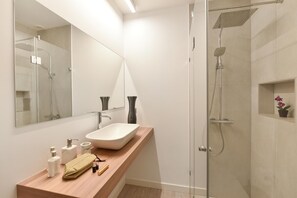 Douche, sĂšche-cheveux, serviettes fournies
