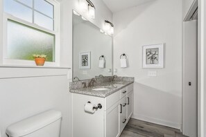 Hair dryer, towels - New Listing Downtown @ Casa Pensacola (Pensacola)